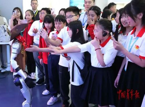 越南少先队员和少先队辅导员到北京机器人大世界参观研学 感受中国科技发展活力