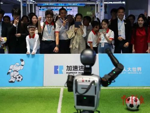 越南少先队员和少先队辅导员到北京机器人大世界参观研学 感受中国科技发展活力