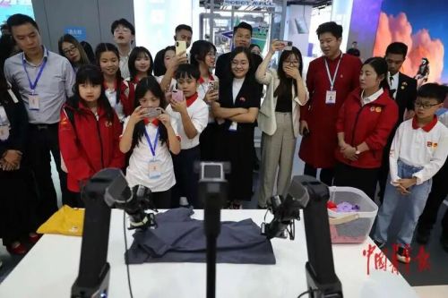 越南少先队员和少先队辅导员到北京机器人大世界参观研学 感受中国科技发展活力