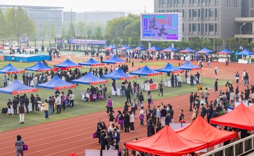 4月18日，近百所高校齐聚北京建筑大学，面对面为考生和家长提供高招咨询服务，全面解读招生政策、专业特色与志愿填报相关信息。校方供图