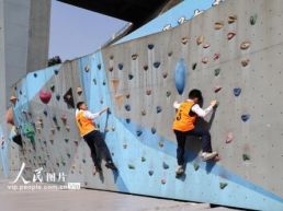 重庆：小学校园开展攀岩运动