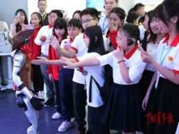 越南少先队员和少先队辅导员到北京机器人大世界参观研学 感受中国科技发展活力