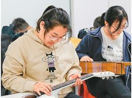 夜校里的青年