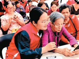 学AI，当一名“年轻老人”（“融”观中国）