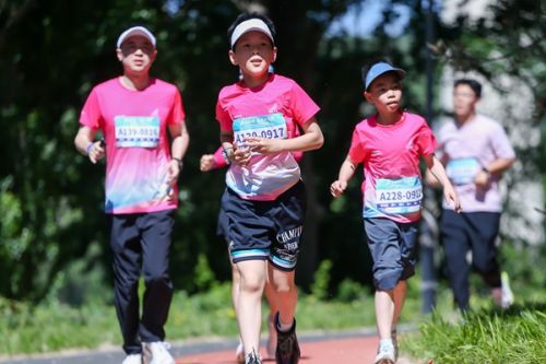 首都教育系统第二届亲子欢乐跑开跑。北京市教委供图