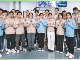 青春不能缺了劳动课
