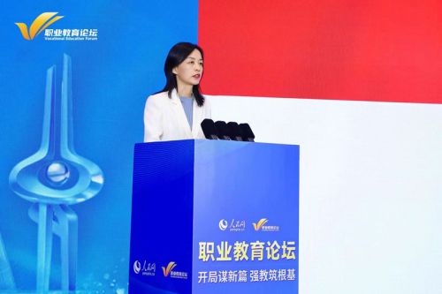 教育部职业教育发展中心副主任黄辉