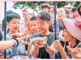 稻田里的自然课（侨乡新貌）