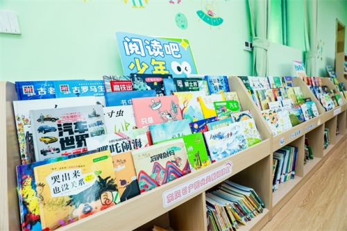 1779937620808000834.jpg 阅读室内丰富的图书。.jpg