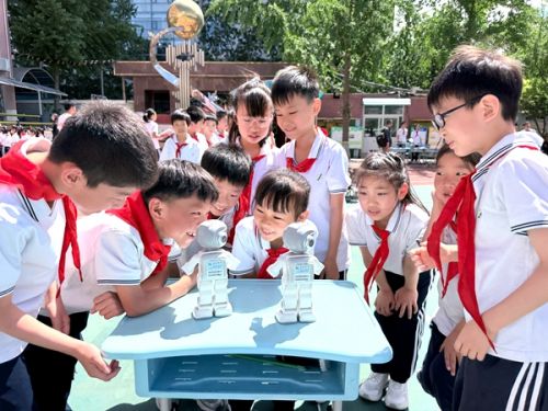 朝阳区实验小学学生体验科技。实习生蔡诗然 摄