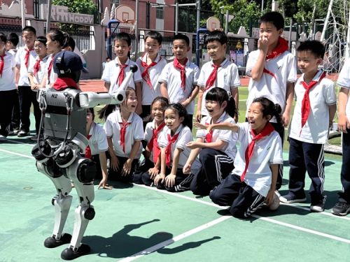 朝阳区实验小学学生与机器人互动。实习生蔡诗然 摄
