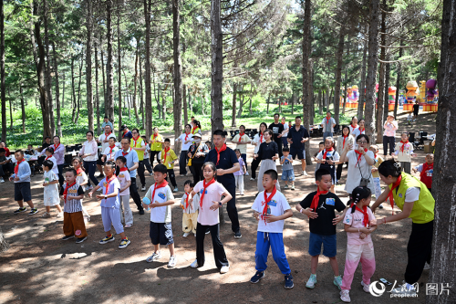 2026年5月31日，在吉林长春动植物公园，吉林大学白求恩第二医院的医护家庭参加了一场亲子活动。孩子们在现场跟随老师学习八段锦。人民网记者 李成伟摄