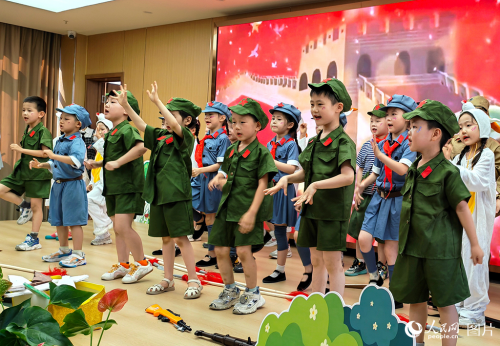 2026年5月30日,河南郑州中原区永威鑫城幼儿园的孩子们来到郑康养·金色年华颐养中心,为老人们表演了精彩节目,以这种温馨的方式庆祝儿童节的到来。人民网记者 王玉兴摄