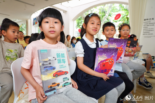 在“六一”国际儿童节来临之际,“科技强国·筑梦未来——褚君浩院士与少年儿童共迎六一暨‘中国高科技成就绘本’第三、四辑新书发布会”在宋庆龄文化空间举办。第三、四辑绘本呈现了从月背采样到火星探测、从极地破冰到绿色出行、从大洋钻探到LNG船研发、从具身智能到先进核电等一系列前沿科技成果,孩子们手捧新书聆听讲解。人民网记者 龚莎摄