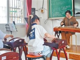 她带领山里娃走上大舞台