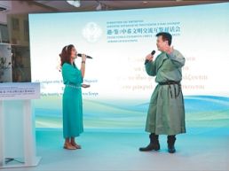 “把这种对话精神传递给青年一代”