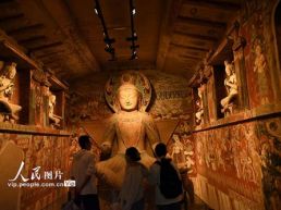 甘肃敦煌：欣赏石窟艺术