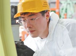努力让每一颗铆钉精准入位（新青年 新征程）