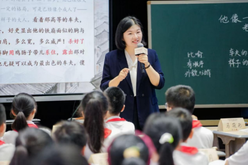北京师范大学三帆朝阳学校教师陈曈执教《他像一棵挺脱的树》。校方供图