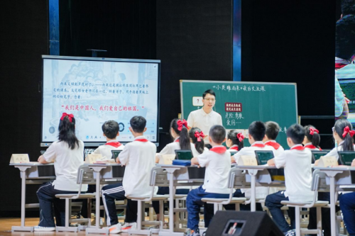 重庆市沙坪坝小学语文教师彭吉执教《小英雄雨来》。