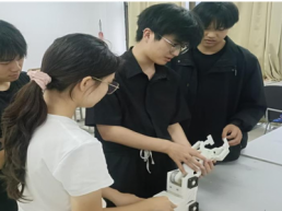 深耕实验室攻坚科创——郑州经贸学院学子自研仿生机械手