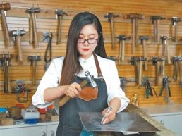 巧手锻铁画 錾刻万象生