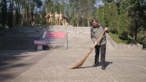 赵福乾在烈士墓前扫墓。石壕镇供图