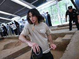 中外青年在北京琉璃河遗址共研考古