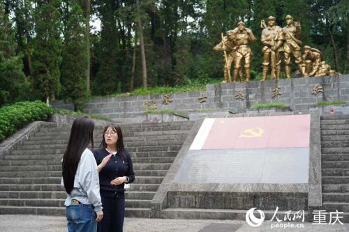 熊斯斯为记者讲解红军长征的故事。人民网记者 刘祎摄