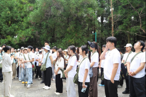 在黄洋界,实践团成员重温黄洋界保卫战。学校供图