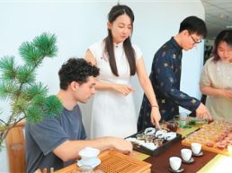 中文为媒 知行中国
