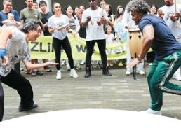 中外青年 相知相近