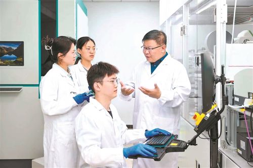 中国科学院院士、天津大学合成生物与生物制造学院院长元英进(右一)在指导学生。受访单位供图