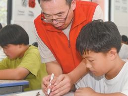 硬笔书法涵养更多村里娃（守望）