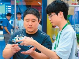 158名香港师生在北京走进科创大课堂