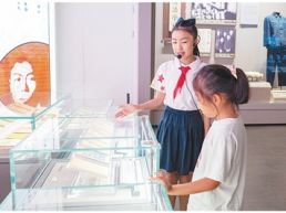 服务社会，当一名小小志愿者（新时代画卷·快乐而充实的暑假）