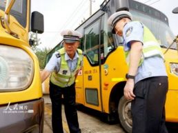 安徽铜陵：检查校车迎开学