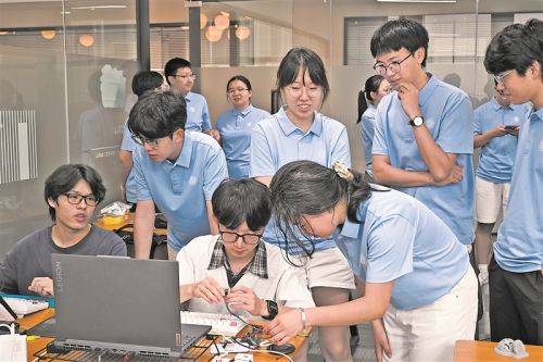 大连理工大学暑期研学实践团成员与青年创业者代表探讨交流。受访单位供图