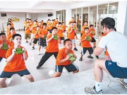 奔跑的汗珠在发光（新时代画卷·快乐而充实的暑假）