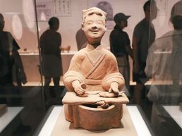 八千年笑意贯古今