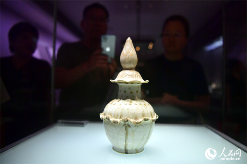 景德镇中国陶瓷博物馆内人头攒动,游客络绎不绝,在参观中感受千年窑火的独特魅力。人民网记者 时雨摄