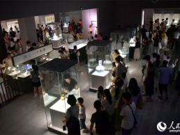 江西景德镇：打卡陶瓷博物馆 感受千年窑火魅力