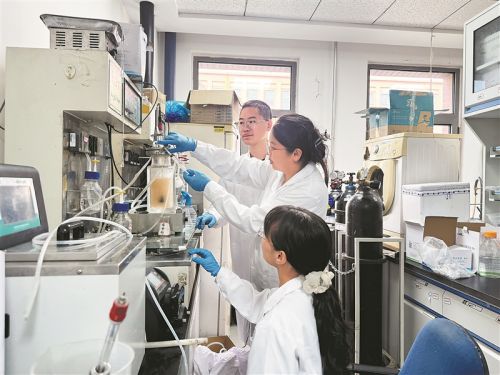 图为研发团队在进行暗发酵生物制氢实验。 受访单位供图