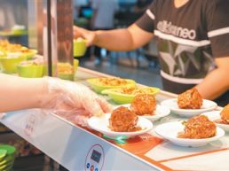 不打扰的帮助，让困难学生好好吃饭（民生一线）