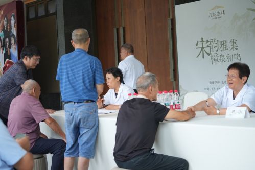 医疗专家团队为华安当地老劳模代表及附近老年居民进行免费健康咨询。中国老年艺术团供图