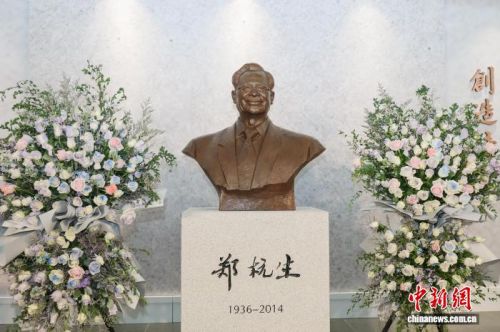 在著名社会学家、中国人民大学原副校长郑杭生九十周年诞辰之际,“社会运行论”标识性概念·原创性理论发布与研讨会暨郑杭生铜像揭幕仪式近日在中国人民大学通州校区举行。(校方供图)