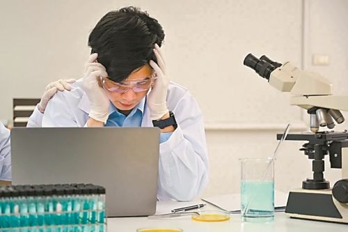 随着AI智能体的科研能力不断提升,一些科学家担心,他们的研究成果不仅会被人类竞争对手抢先,还可能被机器人抢走。图片来源:《自然》网站