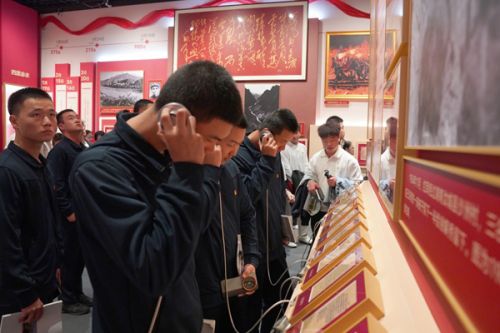 师生在珍贵革命文物、档案史料前驻足学习。北京科技职业大学供图