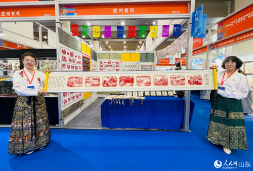 参展人展示胶州剪纸作品“胶州古八景”。人民网记者 乔姝摄