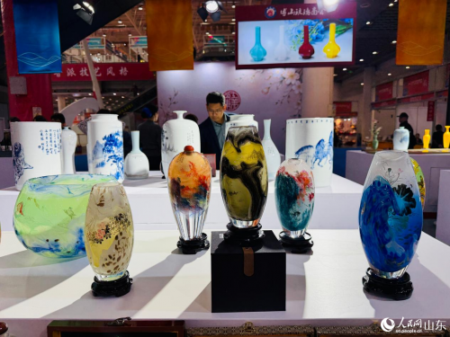 淄博陶瓷与琉璃作品亮相展会。人民网记者 乔姝摄